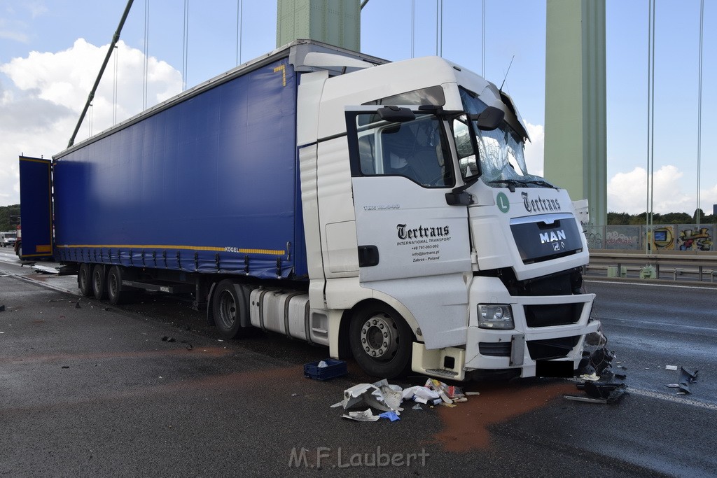 Schwerer LKW VU PKlemm A 4 Rich Olpe auf der Rodenkirchener Bruecke P214.JPG - Miklos Laubert